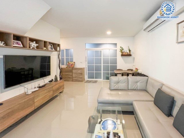 *****ทาวน์เฮ้าส์มือสองย่านนนทบุรี ม.กัสโต้ ราชพฤกษ์-พระราม5 เนื้อที่เกือบ 18 ตร.ว. ฟังก์ชัน 3 ห้องนอน 2 ห้องน้ำ 2 ที่จอดรถ บนทำเลแห่งการเดินทาง เพียงไม่ถึง 15 นาทีก็ถึงรถไฟฟ้าสายสีม่วง "สถานีแยกติวานนท์" ใกล้ทางด่วน "ศรีรัชใหม่" จองด่วน!